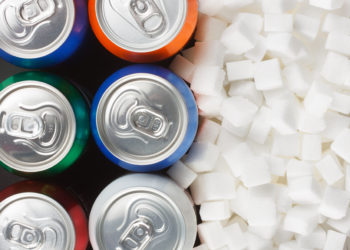 Die Verbraucherorganisation Foodwatch hat 600 "Erfrischungsgetränke" auf Zuckergehalt und enthaltene Süßstoffe geprüft. Dabei zeigte sich, dass mehr als jedes zweite Produkt überzuckert ist. (Bild: airborne77/fotolia.com)