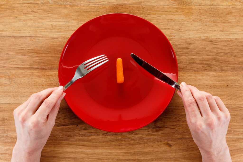 Wer abnehmen will und dabei seine tägliche Kalorienzufuhr zu sehr einschränkt, riskiert, dass es anschließend zu einem Jo-Jo-Effekt kommt. Mitunter kann auch die Gesundheit darunter leiden. (Bild: bravissimos/fotolia.com)