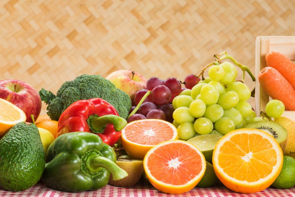 Um sich im Winter vor Erkältungen zu schützen, muss man unter anderem sein Immunsystem stärken. Frisches Obst und Gemüse sind dafür besonders wichtig. (Bild: peangdao/fotolia.com)