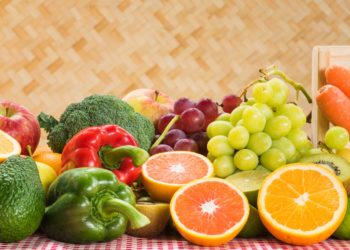 Um sich im Winter vor Erkältungen zu schützen, muss man unter anderem sein Immunsystem stärken. Frisches Obst und Gemüse sind dafür besonders wichtig. (Bild: peangdao/fotolia.com)