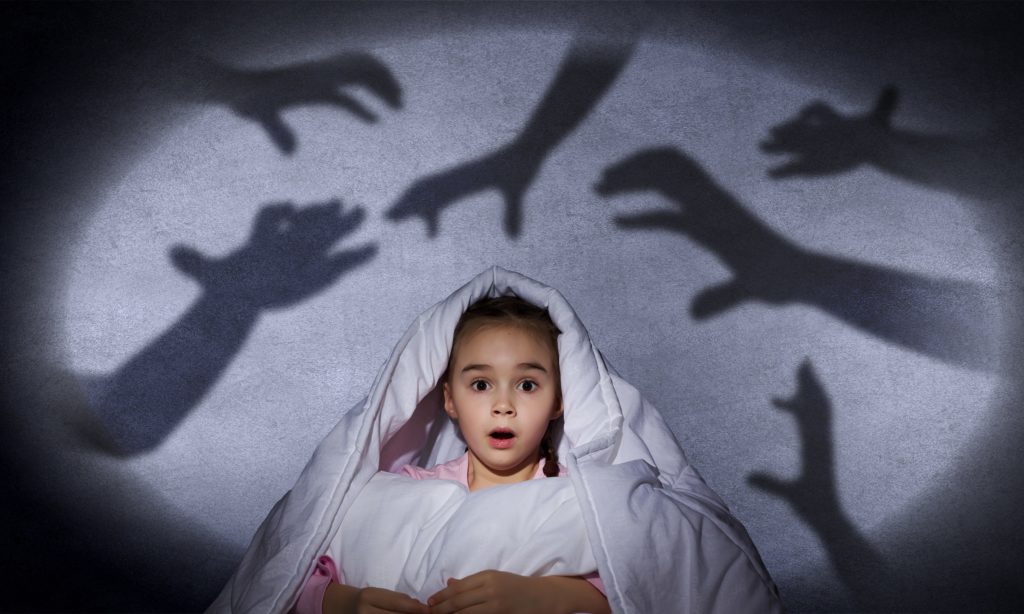 Eltern sollten Kinder, die nach einem bösen Traum erwachen, beruhigen und ihnen dabei helfen, Distanz zum Albtraum zu bekommen. Ein gemeinsames Interpretieren des Horrortrips wäre dabei hinderlich. (Bild: Sergey Nivens/fotolia.com)