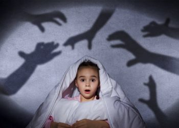 Eltern sollen Kinder, die nach einem bösen Traum erwachen beruhigen und ihnen dabei helfen, Distanz zum Albtraum zu bekommen. Ein gemeinsames Interpretieren des Horrortrips wäre hinderlich. (Bild: Sergey Nivens/fotolia.com)