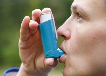 Menschen mit Asthma leiden unter Problemen mit ihrer Atmung. Diese können zu Anfällen und Atemlosigkeit führen, welche Betroffene in Lebensgefahr versetzen. Ein neu entwickeltes System von Inhalator und Pflaster vereinfacht die Überwachung von Asthma allerdings erheblich. (Bild: zlikovec/fotolia.com)