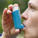 Menschen mit Asthma leiden unter Problemen mit ihrer Atmung. Diese können zu Anfällen und Atemlosigkeit führen, welche Betroffene in Lebensgefahr versetzen. Ein neu entwickeltes System von Inhalator und Pflaster vereinfacht die Überwachung von Asthma allerdings erheblich. (Bild: zlikovec/fotolia.com)