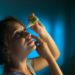 Im Herbst kommt es gehäuft zu Fällen von Augengrippe. Antibiotika helfen gegen diese Erkrankung nicht. Augentropfen können die Beschwerden etwas lindern. (Bild: diego cervo/fotolia.com)