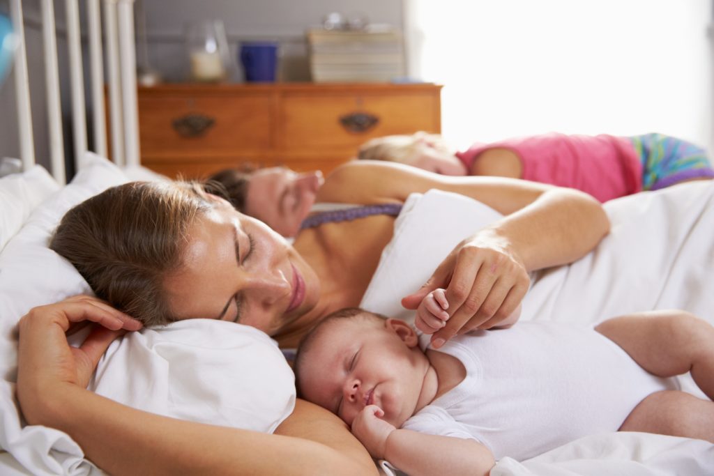 Gesundheitsexperten raten davon ab, Neugeborene zum Schlafen mit ins Elternbett zu nehmen. Dadurch erhöhe sich das Risiko eines plötzlichen Kindstodes. (Bild: Monkey Business/fotolia.com)