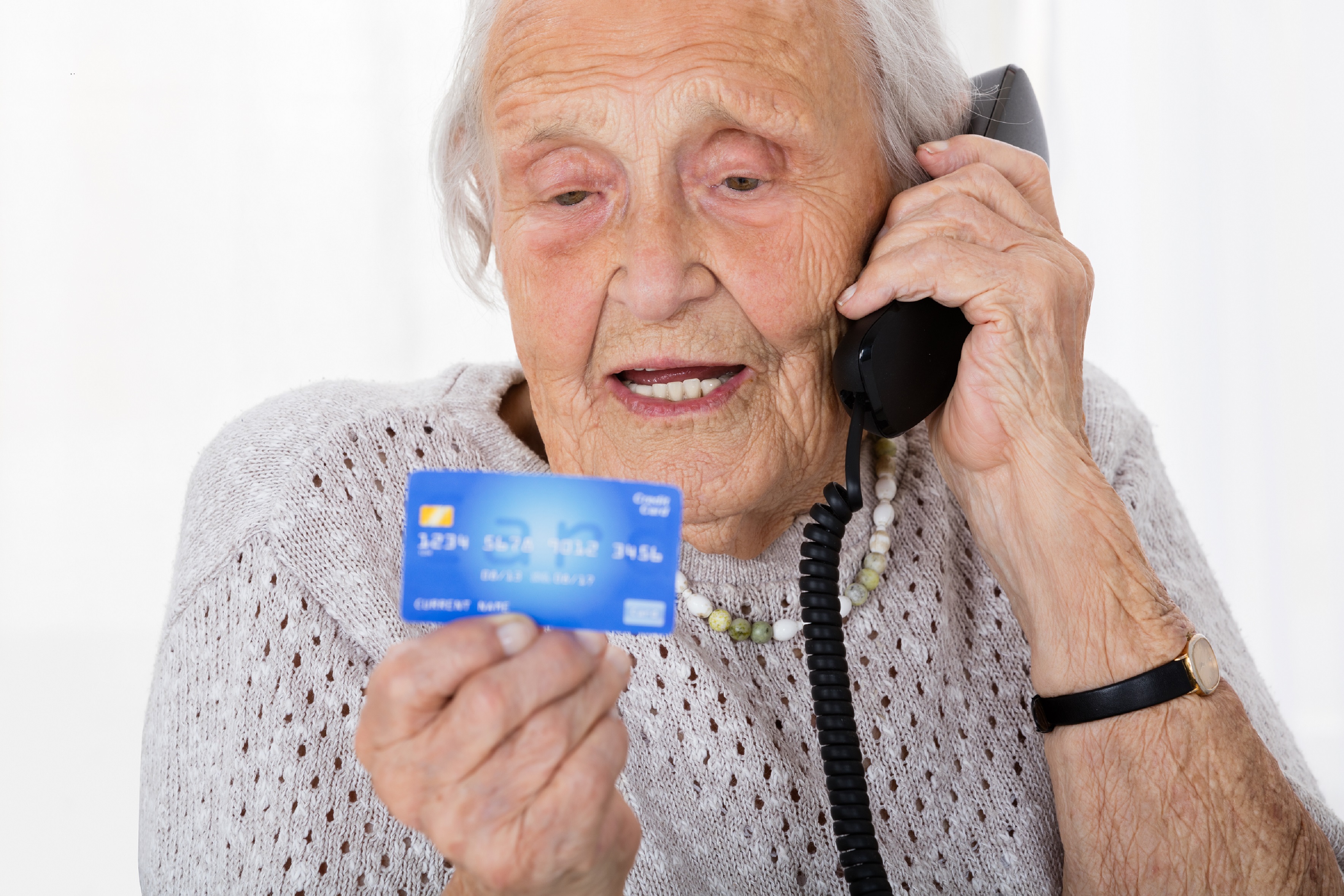 Обмани старушку. Мошенники и пенсионеры. Телефон для пенсионеров. Пожилая женщина с телефоном в руках. Пожилые люди и мошенники.