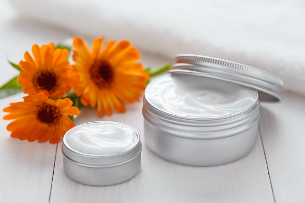 Calendula-Salbe wirkt allgemein antientzündlich und desinfizierend. Sie ist daher auch ein wirksames Mittel gegen Mundwinkelrhagaden. (Bild: GreenArt Photography/fotolia.com)