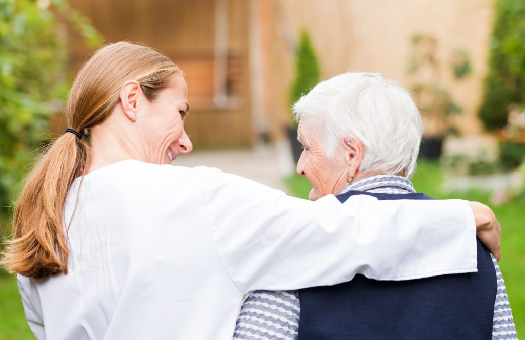 In Dänemark wurde nun das landesweit erste Dorf für Menschen mit Demenz eröffnet. In Deutschland gibt es ein solches Projekt schon seit Jahren. (Bild: Ocskay Bence/fotolia.com)