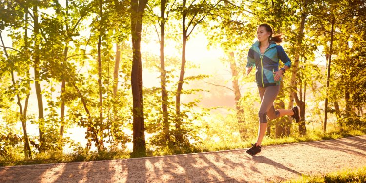 Frau joggt in der Natur