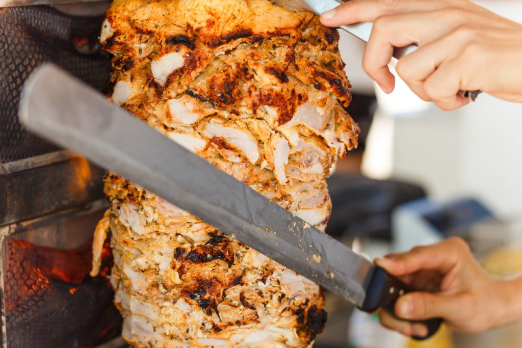 In Kalbfleisch-Döner sind oft auch Putenfleisch, Brät oder Zusatzstoffe wie Glutamat enthalten. Das haben NDR-Recherchen ergeben. Solche Produkte dürften gar nicht als "Döner" angepriesen werden. (Bild: Aliaksei Smalenski/fotolia.com)