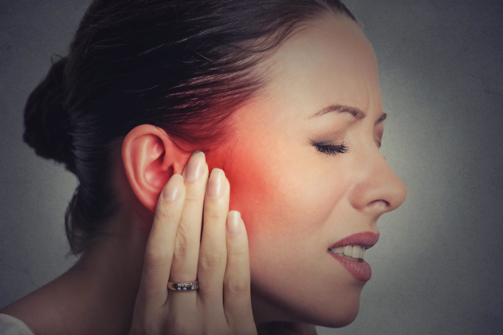 Eiter im Ohr ist ein ernstzunehmendes Symptom, das dringend ärztlich abgeklärt werden sollte. (Bild: pathdoc/fotolia.com)