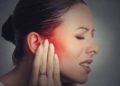 Eiter im Ohr ist ein ernstzunehmendes Symptom, das dringend ärztlich abgeklärt werden sollte. (Bild: pathdoc/fotolia.com)