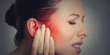 Eiter im Ohr ist ein ernstzunehmendes Symptom, das dringend ärztlich abgeklärt werden sollte. (Bild: pathdoc/fotolia.com)