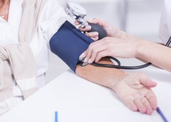 Bluthochdruck ist weit verbreitet und gefährdet die Gesundheit der Betroffenen. Mediziner stellten jetzt fest, dass eine sogenannte Elektroakupunktur eine Reduzierung des Blutdrucks bewirkt. (Bild: Photographee.eu/fotolia.com)