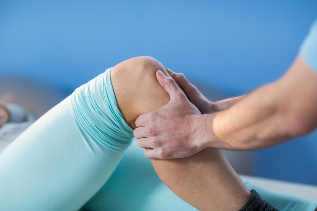 Manuelle Therapie und Massage können bei Ermüdungsschmerzen oftmals Linderung verschaffen. (Bild: WavebreakMediaMicro/fotolia.com)