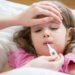 Fieberkrämpfe bei Kindern wirken mitunter sehr beängstigend. Meist sind sie aber harmlos. Wenn die Krämpfe jedoch länger andauern, sollte ein Notarzt gerufen werden. (Bild: ladysuzi/fotolia.com)