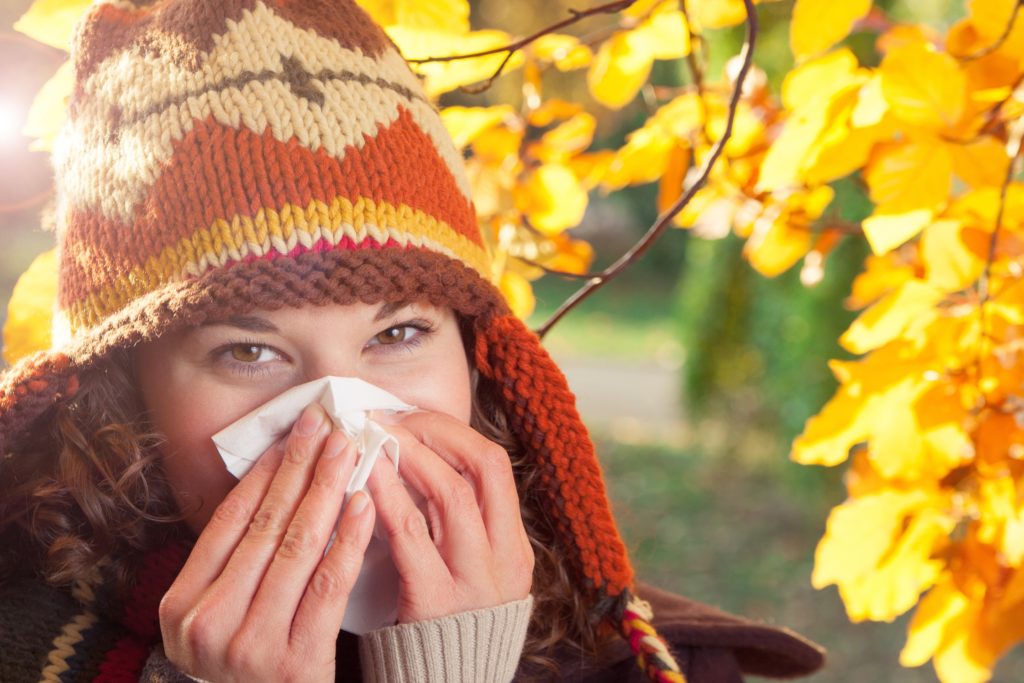 Wer derzeit an Schnupfen und Husten leidet, hat sich vermutlich Erkältungsviren eingefangen. Doch auch die Grippe-Saison steht schon vor der Tür. Die Symptome der Erkrankungen ähneln sich. (Bild: eyeQ/fotolia.com)