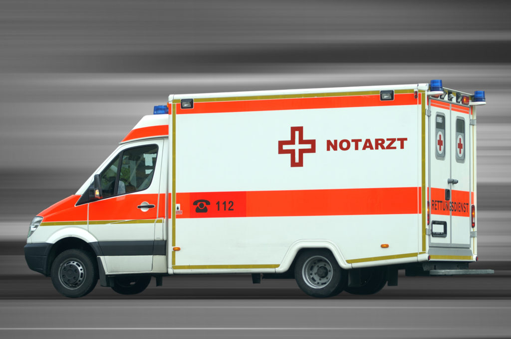 Einem aktuellen Bericht zufolge werden viele Herzinfarkt-Patienten in Deutschland nicht optimal versorgt. Bei der Einlieferung sollte der Rettungswagen die am besten geeignete Klinik ansteuern. (Bild: Thaut Images/fotolia.com)