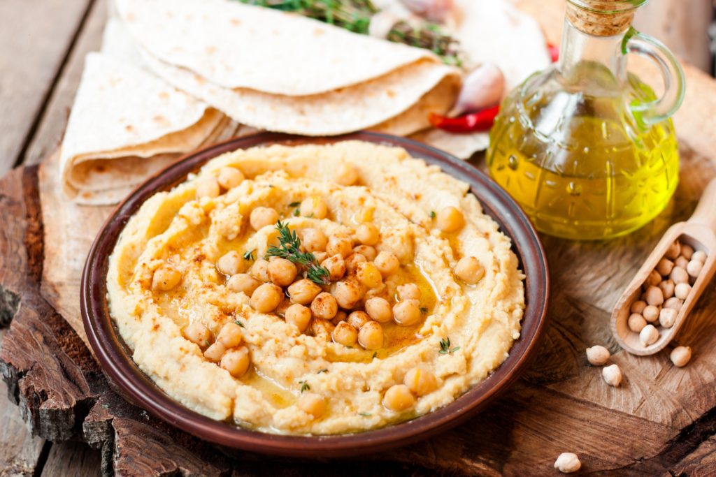 Orientalisches Hummus ist nicht nur sehr lecker, sondern auch gesund. Das Kichererbsenpüree, das reich an Mineralstoffen ist, lässt sich auch einfach selbst herstellen. (Bild: yuliiaholovchenko/fotolia.com)