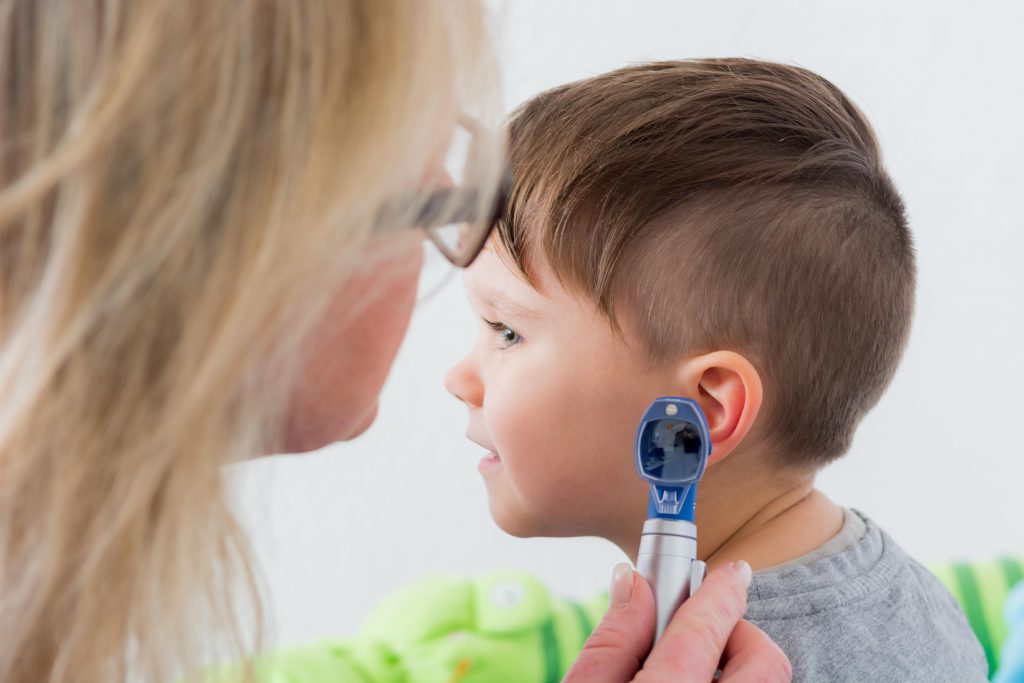 Bei KIndern sind Mittelohrentzündungen relatv hufig Ursache für Eiter im Ohr. (Bild: Picture-Factory/fotolia.com)