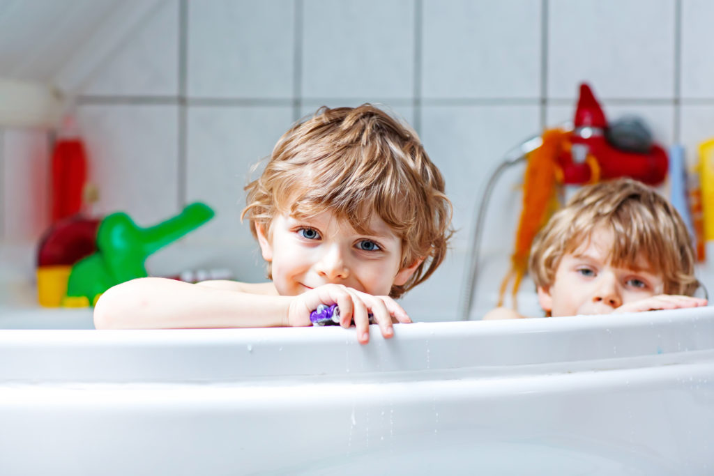 Hautärzte weisen darauf hin, dass Kinder nicht täglich in die Badewanne müssen. Für Sechs- bis Elfjährige reicht es aus, wenn sie zwei bis drei mal die Woche baden. (Bild: Irina Schmidt/fotolia.com)