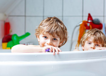 Hautärzte weisen darauf hin, dass Kinder nicht täglich in die Badewanne müssen. Für Sechs- bis Elfjährige reicht es aus, wenn sie zwei bis drei mal die Woche baden. (Bild: Irina Schmidt/fotolia.com)