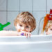 Hautärzte weisen darauf hin, dass Kinder nicht täglich in die Badewanne müssen. Für Sechs- bis Elfjährige reicht es aus, wenn sie zwei bis drei mal die Woche baden. (Bild: Irina Schmidt/fotolia.com)