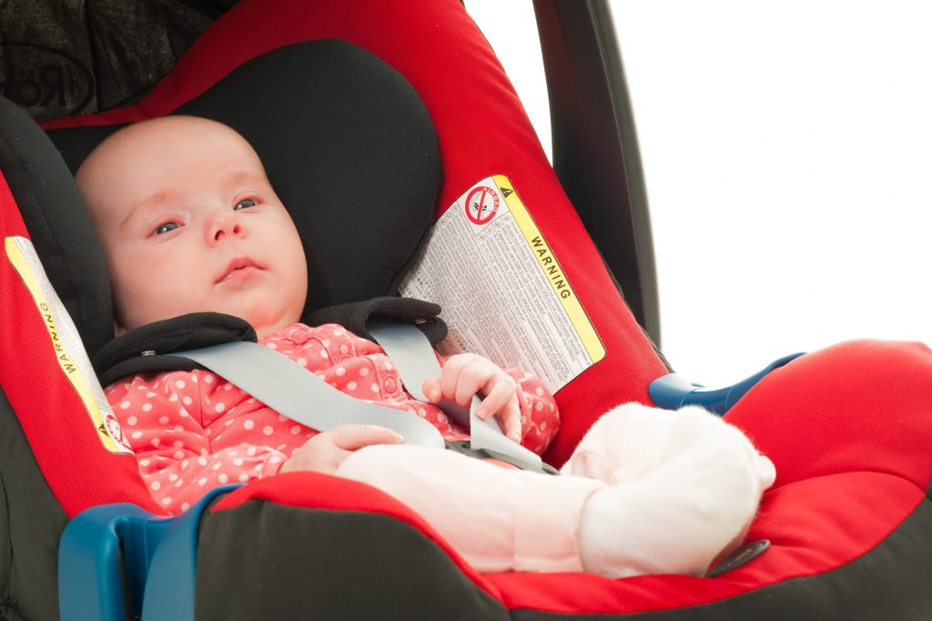 Kleine Kinder und Babys sollten niemals ohne einen Kindersitz im Auto transportiert werden. Mediziner stellten allerdings fest, dass die Unterbringung von Babys und Kleinkindern in Kindersitzen auf langen Fahrten zu Atembeschwerden führen kann und die auftretenden Vibrationen sich auf Herz- und Lungenfunktionen auswirken. (Bild: Superingo/fotolia.com)