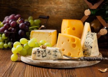 Manchen Menschen läuft bei diesem Bild sicher das Wasser im Mund zusammen. Aber Käse schmeckt nicht nur gut, der Verzehr scheint auch die Gesundheit unseres Herzens zu verbessern und führt damit zu einer erhöhten Lebenserwartung. (Bild: gkrphoto/fotolia.com)