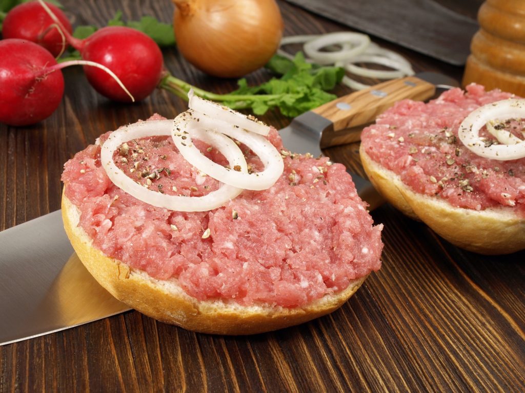 Kinder, Senioren und Schwangere sollten besser auf rohe Schweinefleischprodukte wie Mett verzichten. Denn durch den Verzehr solcher Lebensmittel besteht das Risiko, sich mit Salmonellen zu infizieren. (Bild: ExQuisine/fotolia.com)