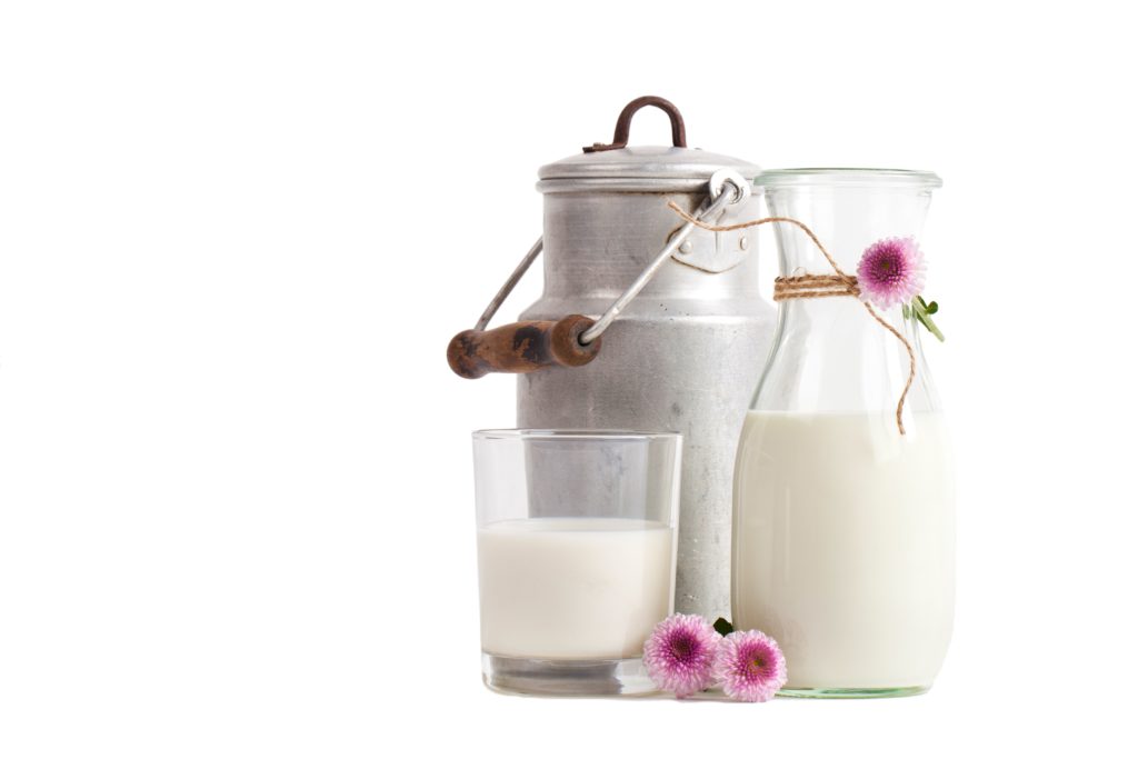 Milch ist gesund und schmeckt gut. Doch mit welchem Fettanteil ist Milch für Kinder am besten geeignet? Experten stellten fest, dass der Konsum von fettreicher Milch bei Kindern dazu führt, dass diese weniger Süßigkeiten und ungesunde Snacks zu sich nehmen. Dadurch haben solche Kinder einen geringeren BMI. (Foto: Jenny Sturm/fotolia.com)