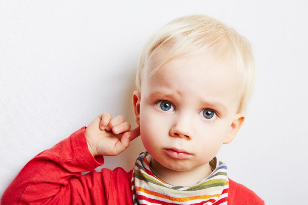 Wenn sich kleine Kinder die Ohren reiben, häufig an den Kopf fassen oder diesen oft schütteln, können dies Hinweise auf eine Mittelohrentzündung sein. Eltern sollten ihren Nachwuchs daher genau beobachten. (Bild: Robert Kneschke/fotolia.com)