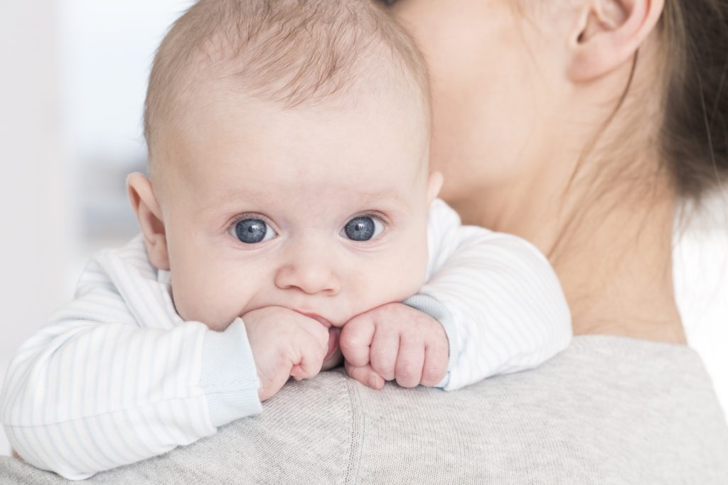 Eine Frau, die sich in den USA wegen heftiger Bauchschmerzen in eine Klinik begab, dachte zunächst, sie leide an Nierensteinen. Die Ärzte teilten ihr jedoch mit, sie sei schwanger. Kurz darauf kam ihr Baby zur Welt. (Bild: Photographee.eu/fotolia.com)