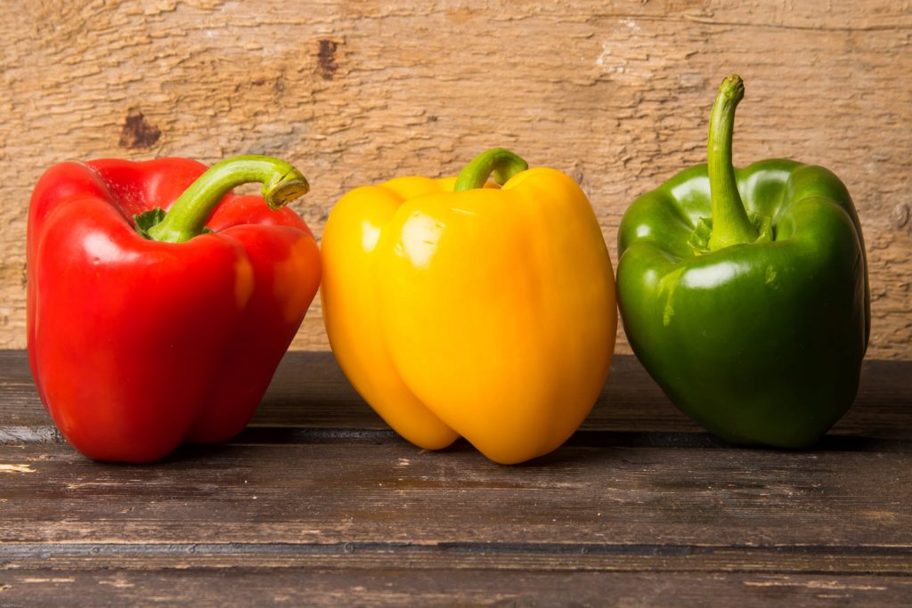 Egal ob rot, grün oder gelb: Paprika ist gesund und zählt zu den Vitamin-C-reichsten Nahrungsmitteln überhaupt. Mit dem Gemüse kann man seine Abwehrkräfte in der Winterzeit stärken. (Bild: fredograf/fotolia.com)