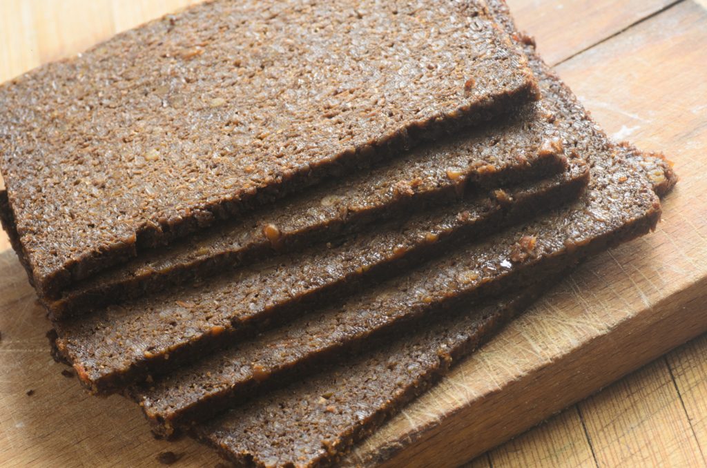 Pumpernickel ist vor allem im Westen und Norden Deutschlands beliebt. Die westfälische Brotspezialität bleibt nach dem Anbacken mindestens 16 Stunden im Ofen. (Bild: aga7ta/fotolia.com)