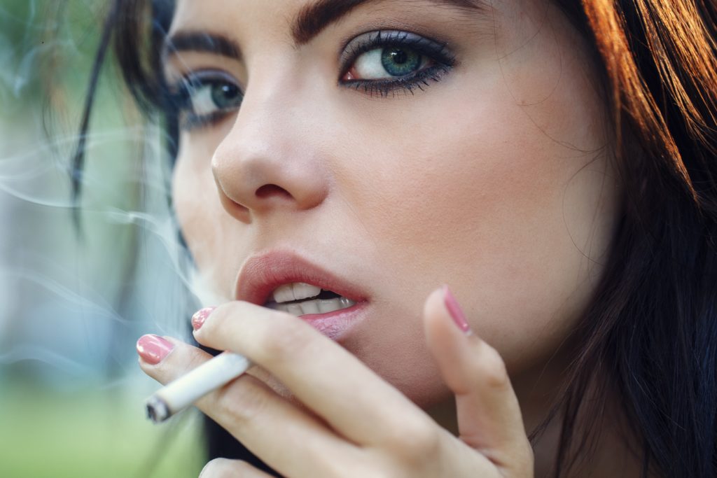 Laut einer neuen Studie erhöht Rauchen das Risiko für Vorstufen von Darmkrebs bei Frauen stärker als bei Männern. (Bild: anoushkatoronto/fotolia.com)