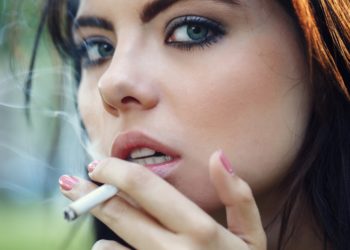Laut einer neuen Studie erhöht Rauchen das Risiko für Vorstufen von Darmkrebs bei Frauen stärker als bei Männern. (Bild: anoushkatoronto/fotolia.com)