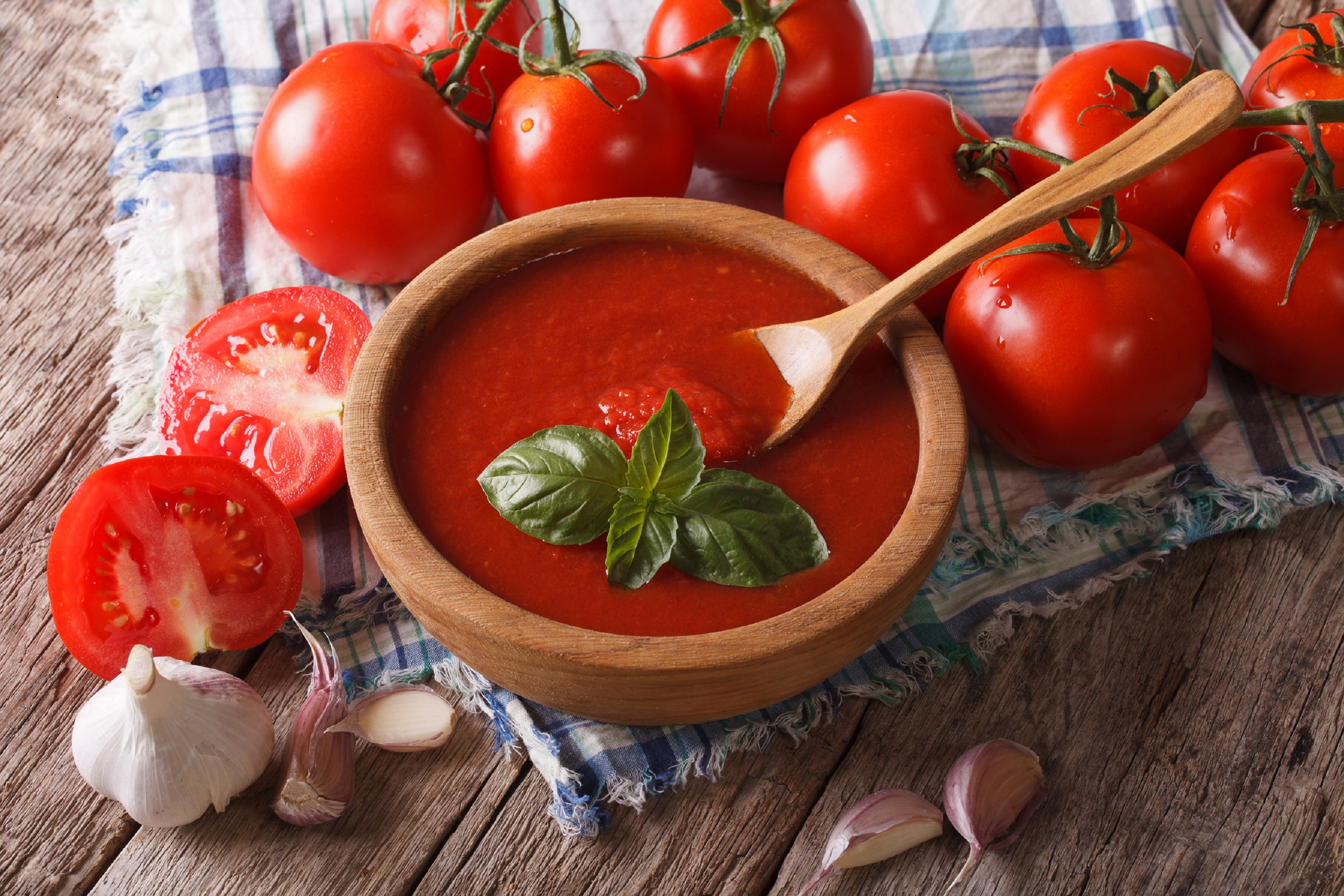 Rote Tomaten auf einem Teller