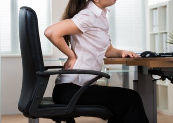 Langes Sitzen führt nicht nur zu Alltagsbeschwerden wie Rückenschmerzen, sondern erhöht auch das Risiko für schwerwiegende Krankheiten. Ein bekannter Arzt hat daher Stühle weitgehend aus seinem Leben verbannt. (Bild: Andrey Popov/fotolia.com)