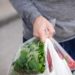Abgepackter Salat hat nicht den besten Ruf. Mediziner stellten fest, dass solcher Salat oft eine große Gefahr für die Gesundheit darstellt. Der Saft aus gebrochenen Salatblättern steigert das Risiko durch Salmonellen-Erreger um ein vielfaches. (Bild: aquar/fotolia.com)