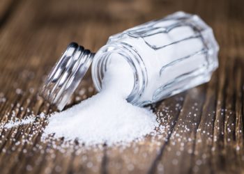 Laut einer aktuellen Studie ist rund jeder fünfte Todesfall weltweit auf ungesunde Ernährung zurückzuführen. Vor allem ein hoher Salzkonsum erhöht das Sterblichkeitsrisiko. (Bild: HandmadePictures/fotolia.com)