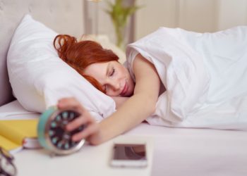 Schon lange behaupten Ärzte und Mediziner, dass zu wenig Schlaf ungesund für den menschlichen Körper ist. Forscher fanden heraus, dass regelmäßiger ungenügender Schlaf zur Gewichtszunahme führt. (Bild: contrastwerkstatt/fotolia.com)