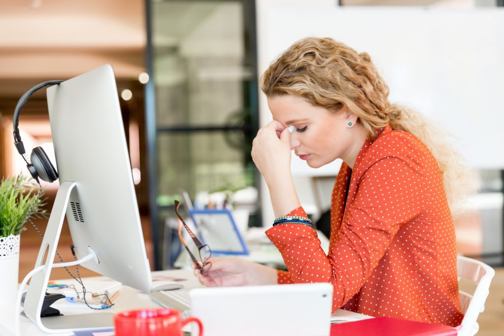 Stress sorgt nicht nur dafür, das wir oft schlecht einschlafen können, sondern ist oft auch Schuld daran, dass wir trotz acht Stunden Schlaf noch immer müde sind. Dagegen kann man aber etwas unternehmen. (Bild: Sergey Nivens/fotolia.com)