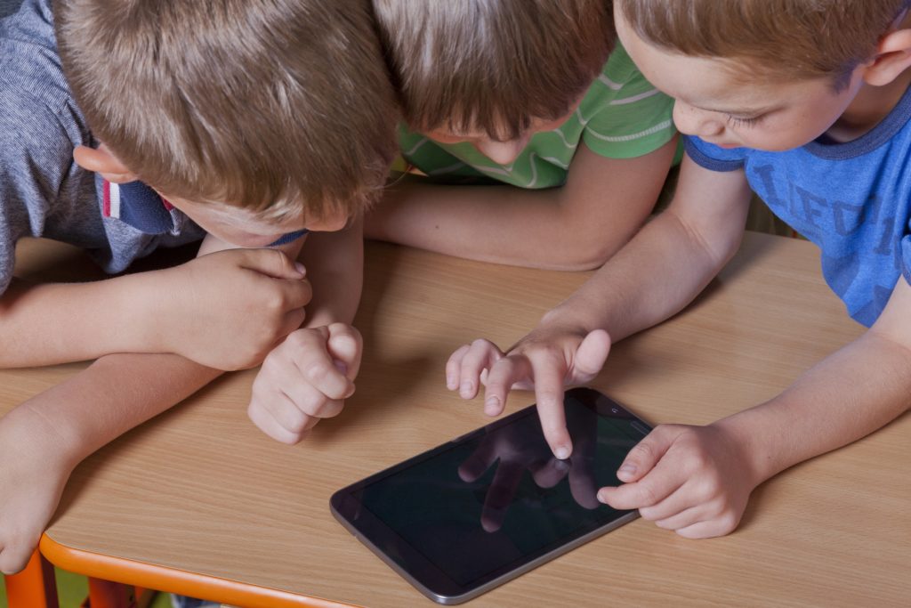 Eltern sollten vorsichtig mit der Nutzung von Tablets und Handys bei ihren Kindern sein. Die Verwendung dieser Geräte führt zu einer verminderten Schlafqualität und zu geringeren Schlafenszeiten. (Bild: HERRNDORFF/fotolia.com)