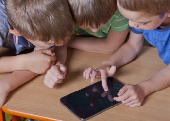 Eltern sollten vorsichtig mit der Nutzung von Tabletts und Handys bei ihren Kindern sein. Die Verwendung dieser Geräte führt zu einer verminderten Schlafqualität und zu geringeren Schlafenszeiten. (Bild: HERRNDORFF/fotolia.com)