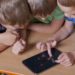 Eltern sollten vorsichtig mit der Nutzung von Tabletts und Handys bei ihren Kindern sein. Die Verwendung dieser Geräte führt zu einer verminderten Schlafqualität und zu geringeren Schlafenszeiten. (Bild: HERRNDORFF/fotolia.com)