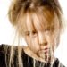 Manche Kinder lassen sich nur mit viel Geduld und starken Nerven frisieren. Bei Kindern mit dem "Struwwelpeter-Syndrom" hat die Bürste aber einfach keine Chance. Forscher haben herausgefunden, dass hinter dieser Haar-Anomalie bestimmte Gene stecken. (Bild: bonzodog/fotolia.com)