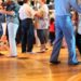 Mehrere Seniorinnen und Senioren beim Tanzen