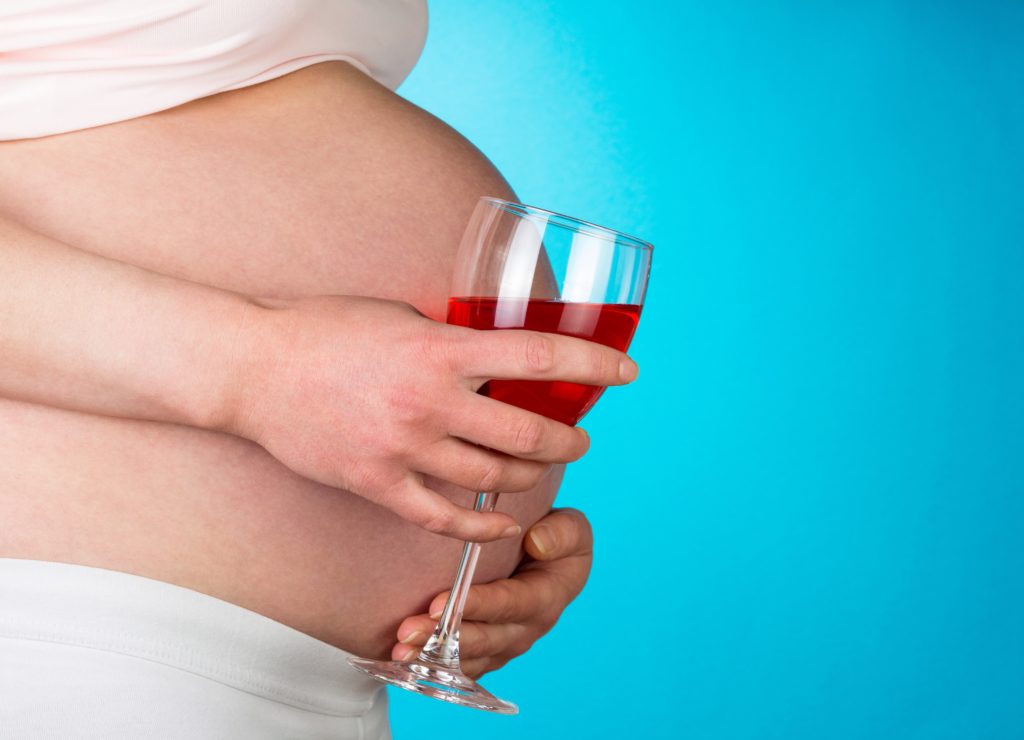 Schon kleinste Mengen Alkohol während der Schwangerschaft können Schäden beim Ungeborenen verursachen. Diese Kinder werden später oft verhaltensauffällig. (Bild: laboko/fotolia.com)